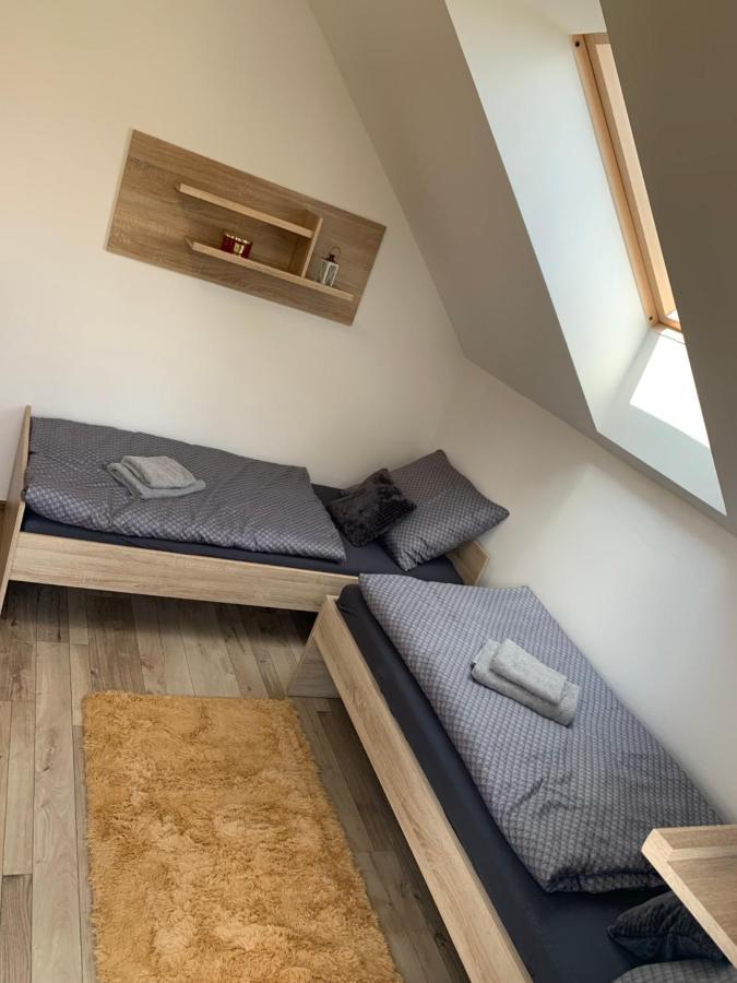 Cozy 2-Bedroom Vacation Apartment With Entire Top Floor Gaj  المظهر الخارجي الصورة