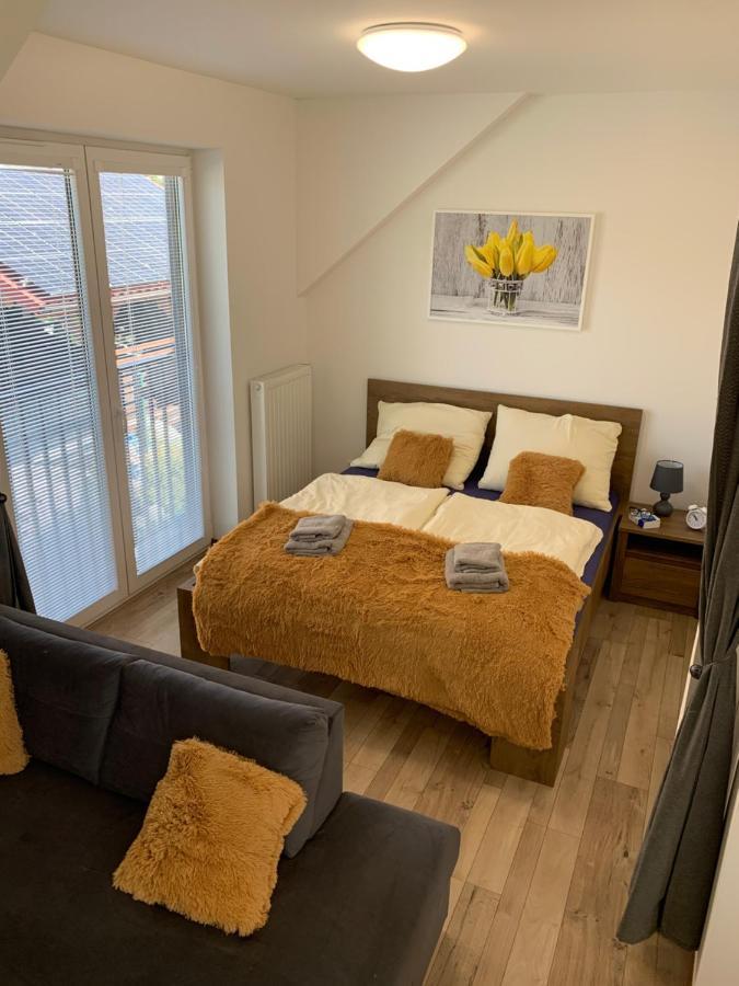 Cozy 2-Bedroom Vacation Apartment With Entire Top Floor Gaj  المظهر الخارجي الصورة